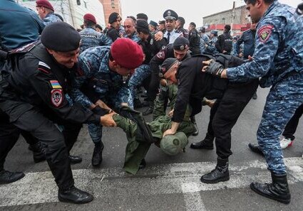 В Ереване проходит акция протеста, полиция начала задержания